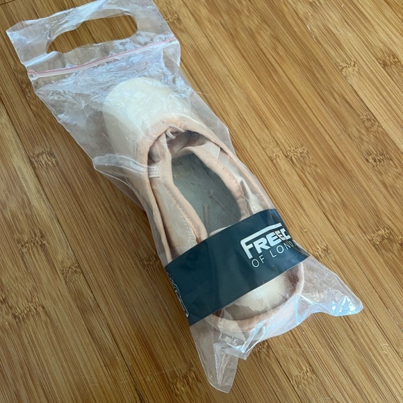 Freed Pointe Shoes (V Maker) - Picture 2 of 7